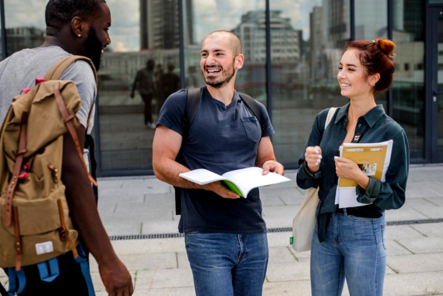 Студенти вивчають астрологічні карти під керівництвом викладача