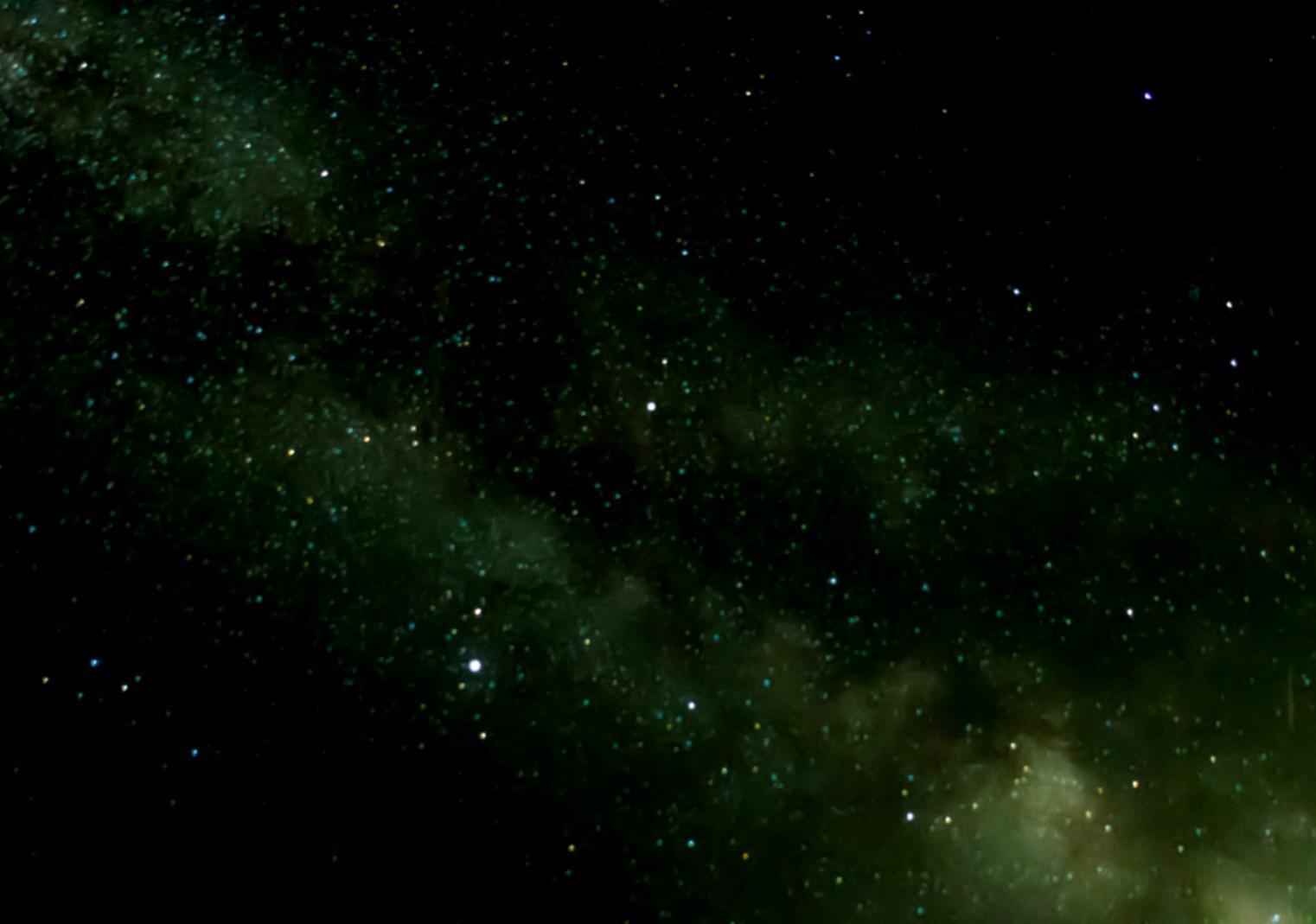 Група людей вивчає астрологічні карти разом